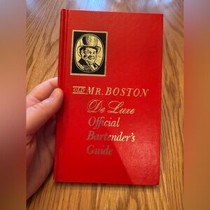 Vintage Old Mr. Boston De Luxe Official Bartender's Guide